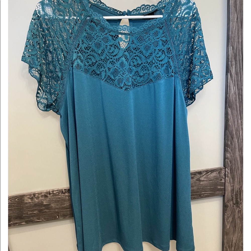 NWOT Torrid Size 2 Rich teal, flowy top with lace.